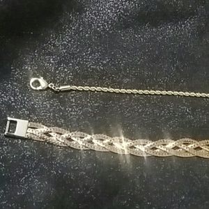 Bundle of two gold tone bracelets